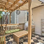 Chic Richmond Apartment With Private Deck And Patio!