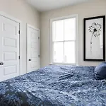 Modern, Convenient Gem: Urban Retreat \'N Richmond