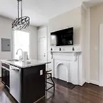 Modern, Convenient Gem: Urban Retreat \'N Richmond