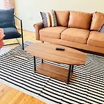 Stylish And Convenient Downtown Apartment