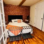 Stylish And Convenient Downtown Apartment
