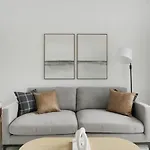 Landing Modern Apartment With Amazing Amenities