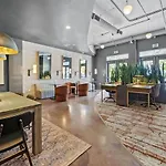 Landing At 2001 East - Studio In Downtown