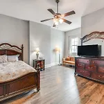 Downtown Richmond Retreat Near Financial District!