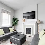 G5 King Bed Central Location Museums Free Parking