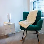 Cozy 1Br With Private Balcony, Gym, Pool & Workspace