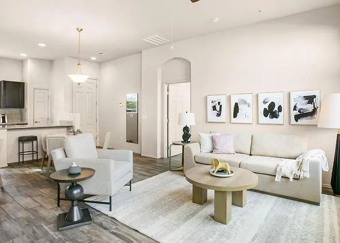 Landing At 2001 East - 2 Bedrooms In Downtown