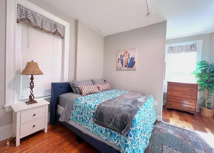 G5 King Bed Central Location Museums Free Parking