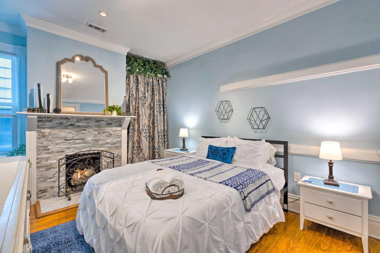 Chic With Private Deck And Patio! Apartment