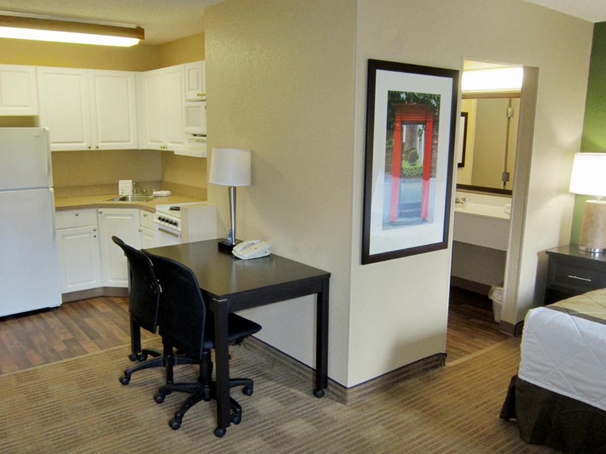 Extended America - - W Broad Street - Glenside - North Hotel