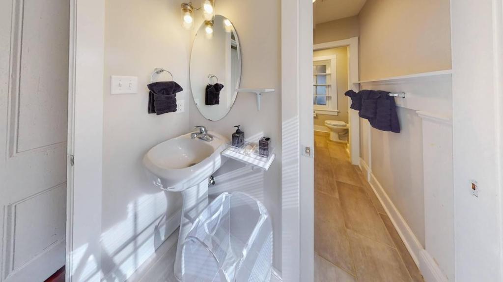 Holiday home New! Renovated Townhome W/ Putting & Patio!