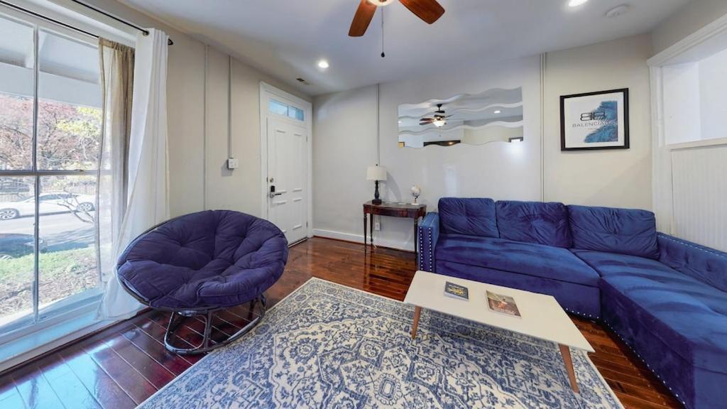 New! Renovated Townhome W/ Putting & Patio! Holiday home *