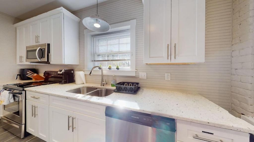 New! Renovated Townhome W/ Putting & Patio! Richmond