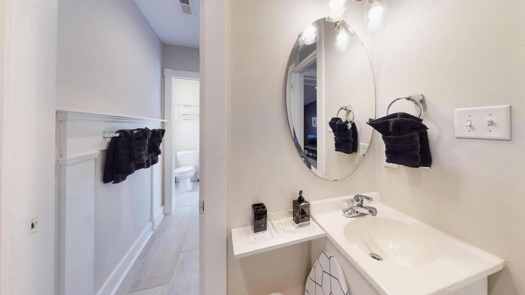 New! Renovated Townhome W/ Putting & Patio! * Richmond