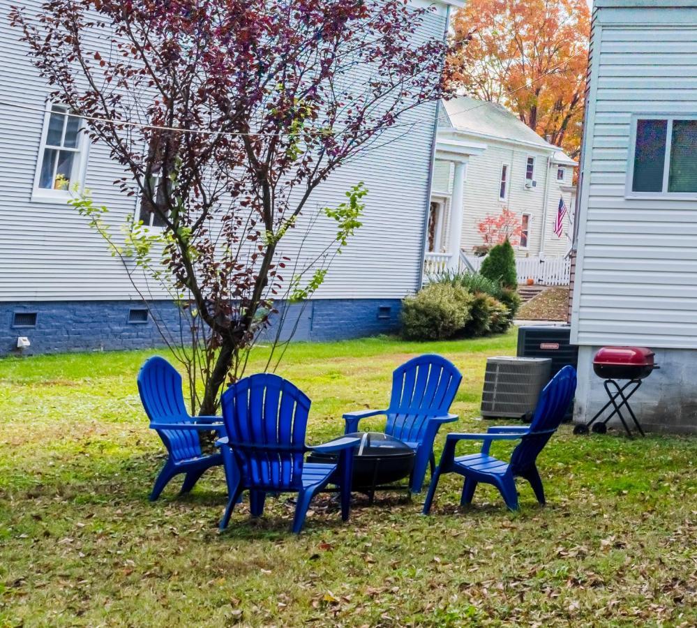 The Great Pink Lady With Huge Wrap Around Porch! Apartment