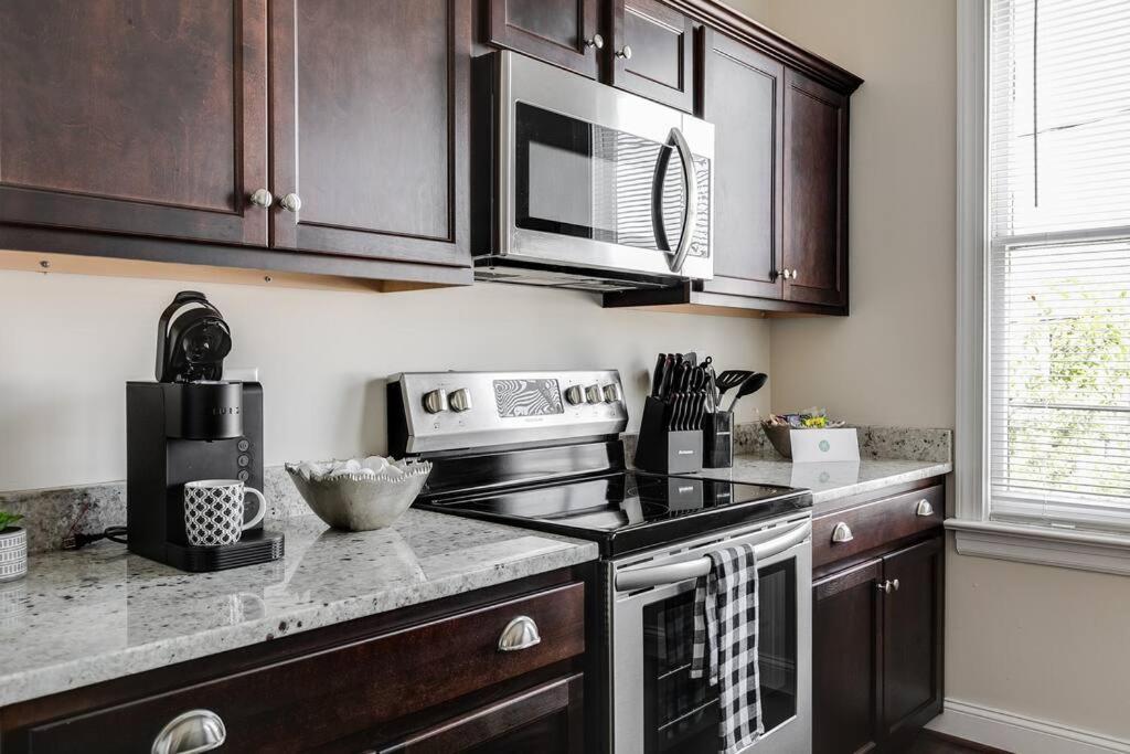 Apartment Modern, Convenient Gem: Urban Retreat 'n Richmond