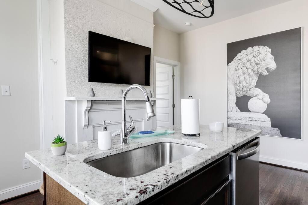 Apartment Modern, Convenient Gem: Urban Retreat 'n