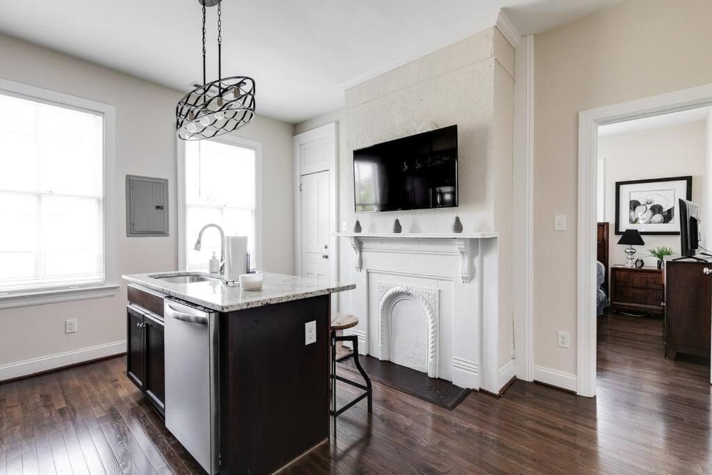 Modern, Convenient Gem: Urban Retreat 'n Apartment *