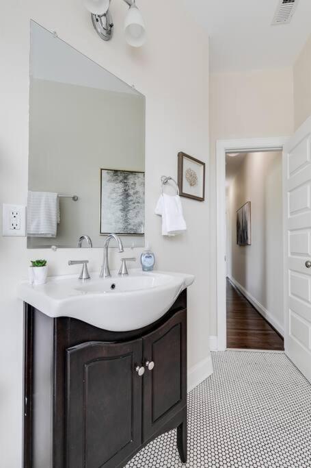 Modern, Convenient Gem: Urban Retreat 'n Apartment Richmond