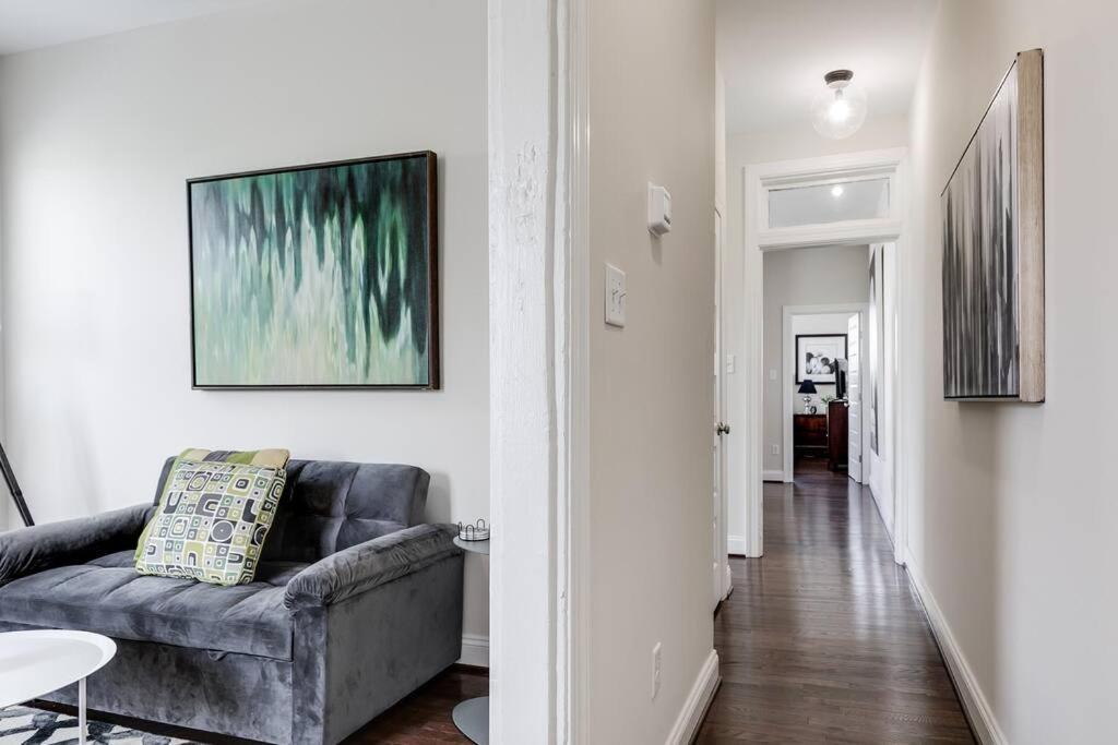 Apartment Modern, Convenient Gem: Urban Retreat 'n *