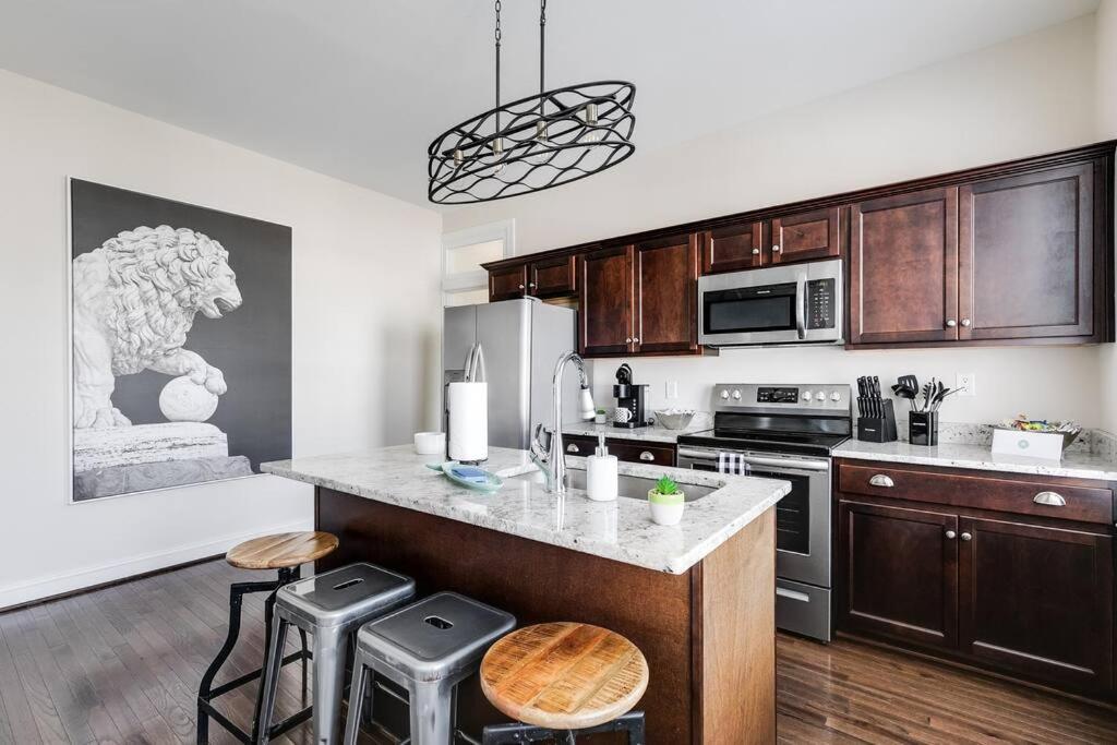 Apartment Modern, Convenient Gem: Urban Retreat 'n