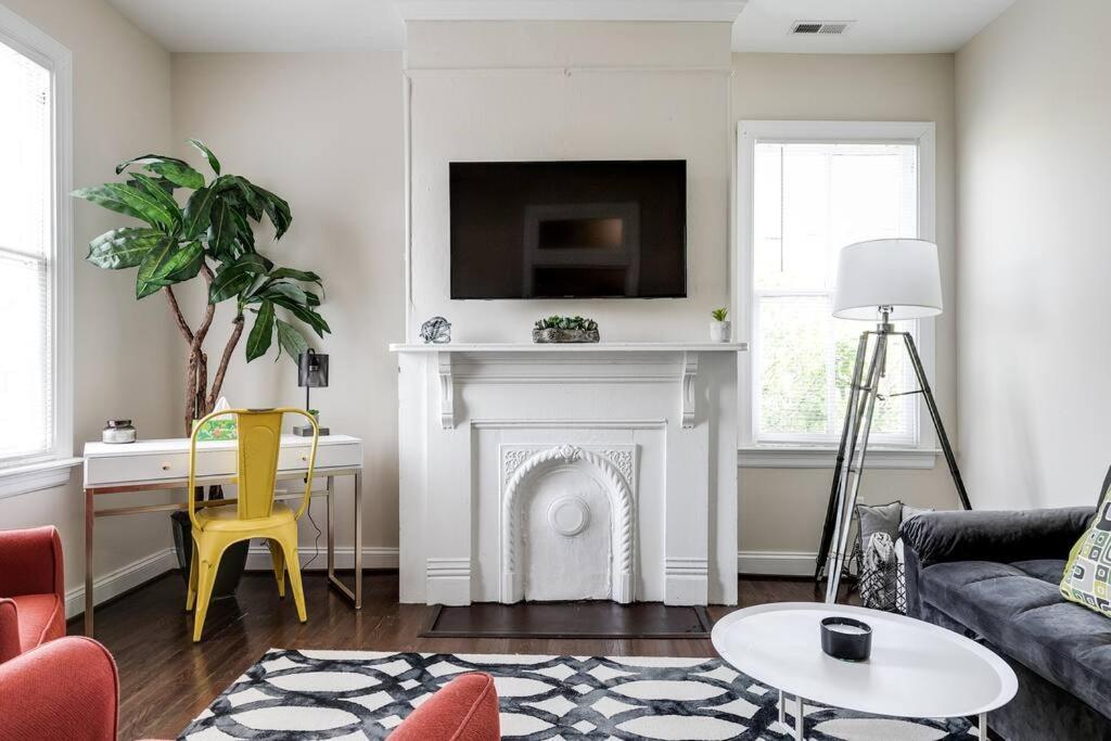 Modern, Convenient Gem: Urban Retreat 'n Apartment