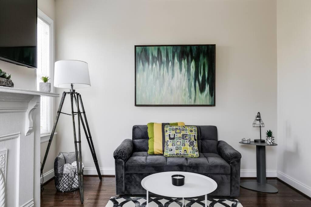 Modern, Convenient Gem: Urban Retreat 'n Apartment *