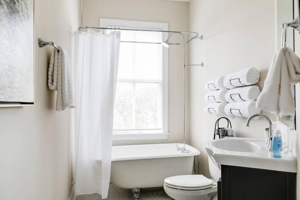 Apartment Modern, Convenient Gem: Urban Retreat 'n
