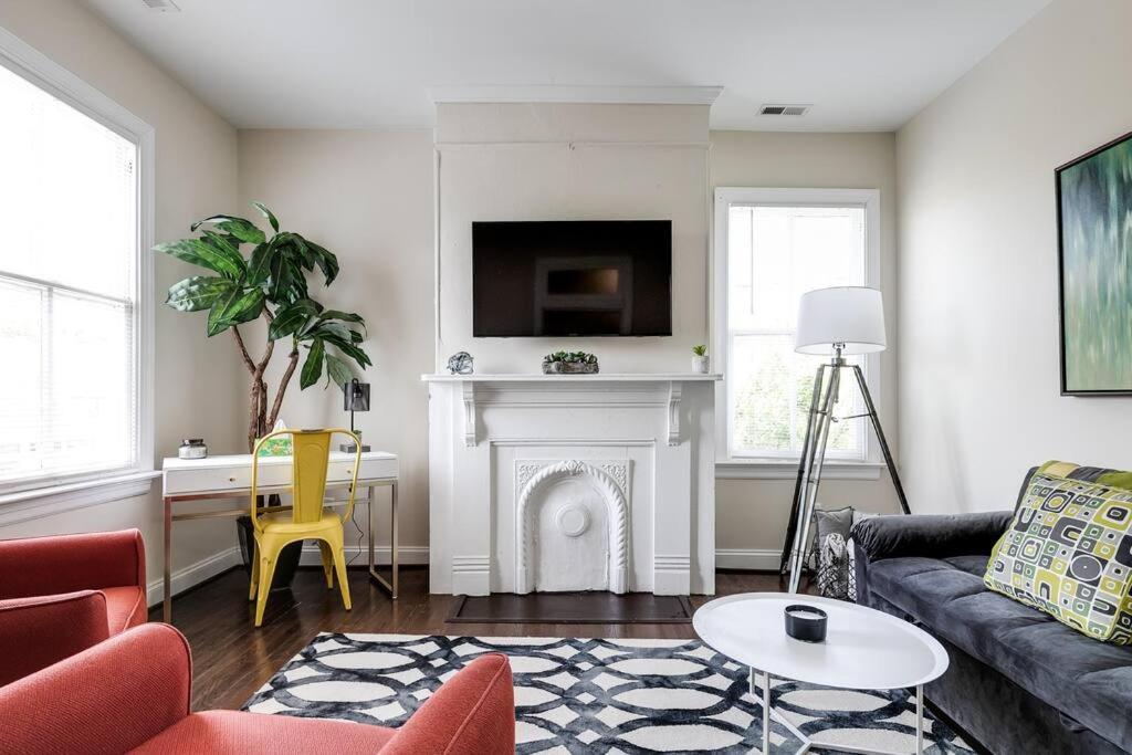 Modern, Convenient Gem: Urban Retreat 'n Apartment