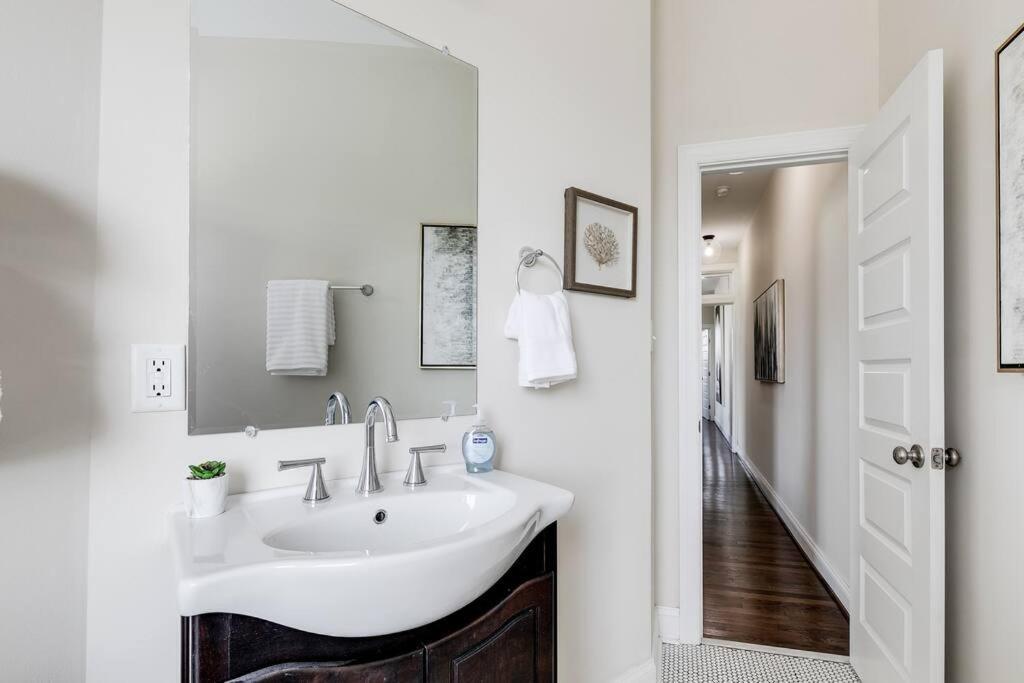 Apartment Modern, Convenient Gem: Urban Retreat 'n Richmond