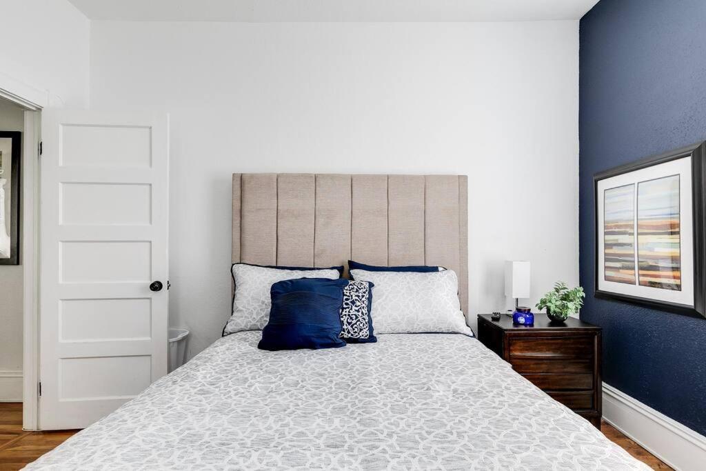 Apartment Chic Urban Couples Retreat: Perfect Getaway 'n Rva *