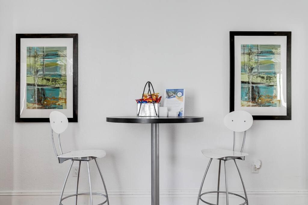 Chic Urban Couples Retreat: Perfect Getaway 'n Rva