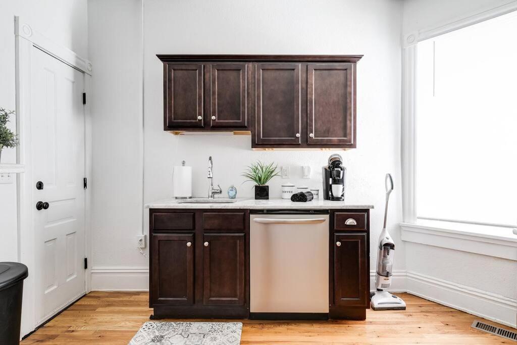 Chic Urban Couples Retreat: Perfect Getaway 'n Rva Apartment