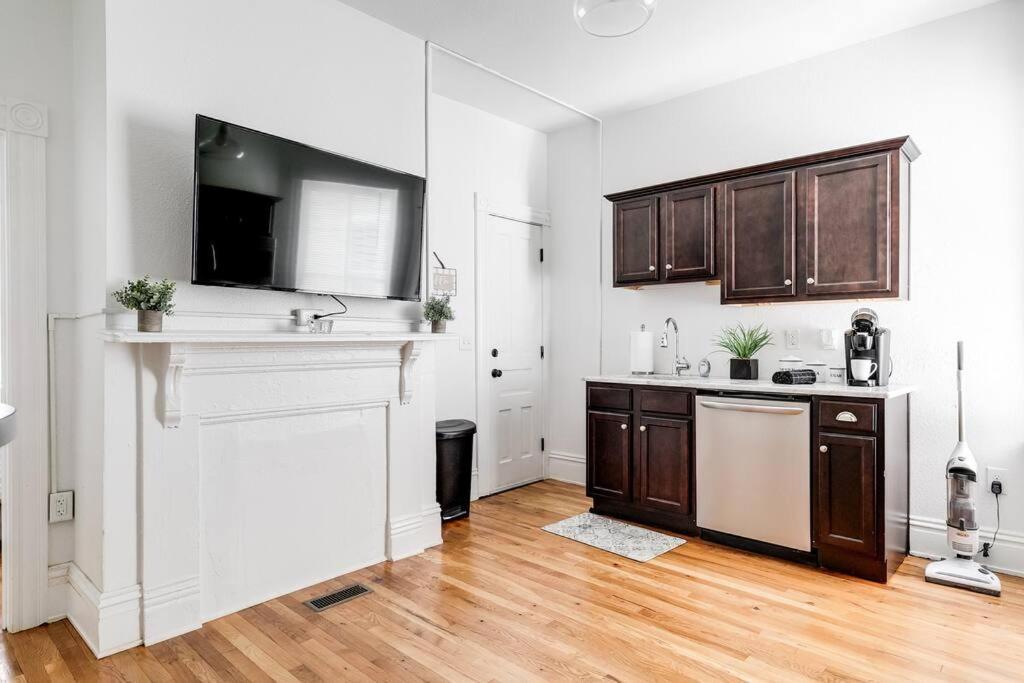 Apartment Chic Urban Couples Retreat: Perfect Getaway 'n Rva