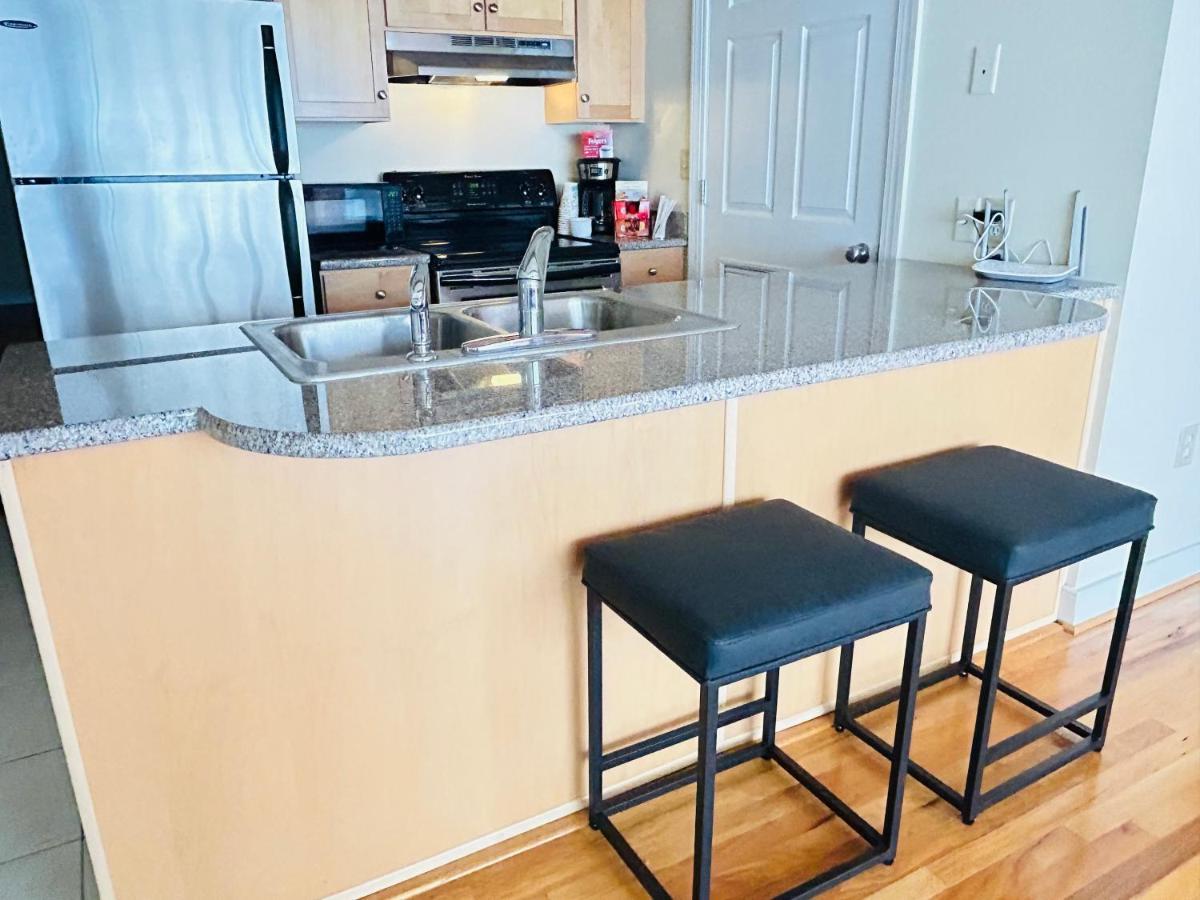 Stylish And Convenient Downtown Apartment *