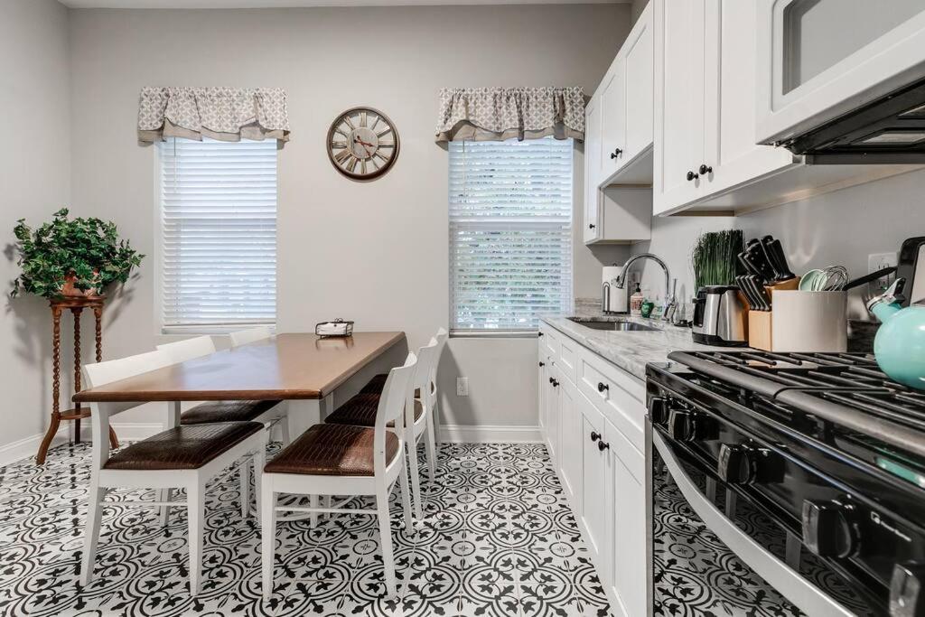 Holiday home Grand Carytown 5br Fan Fully Fenced