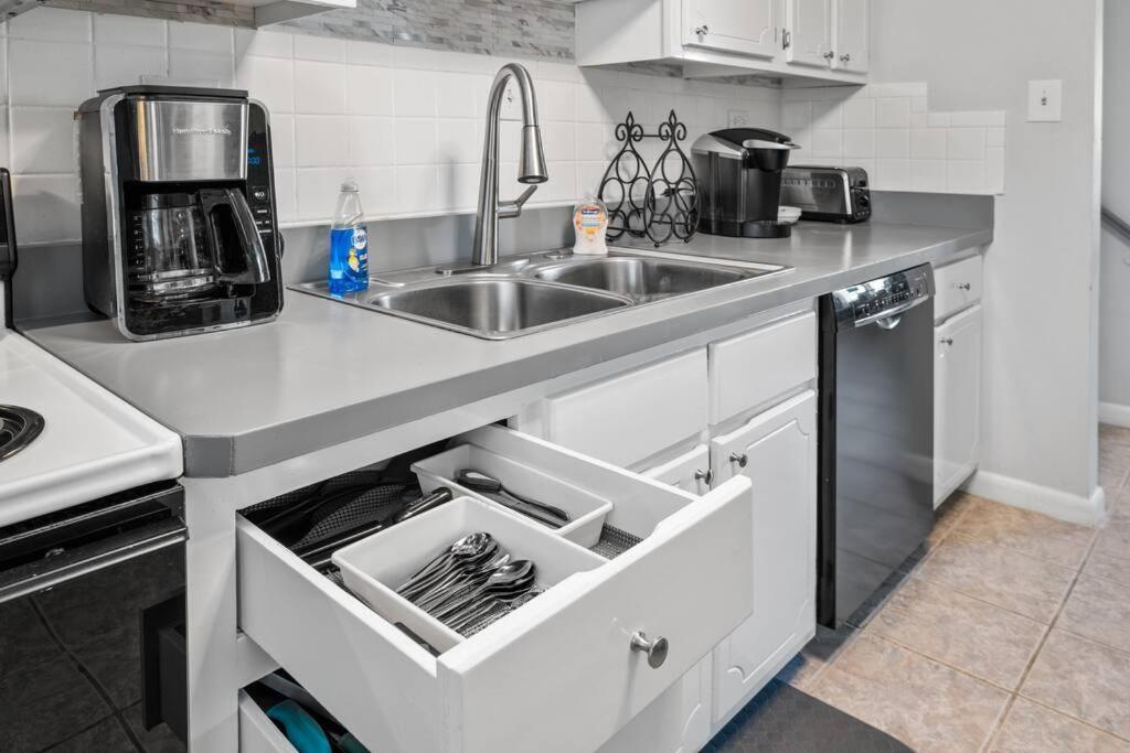 Stylish Haven 11 Minutes From The Airport * Richmond