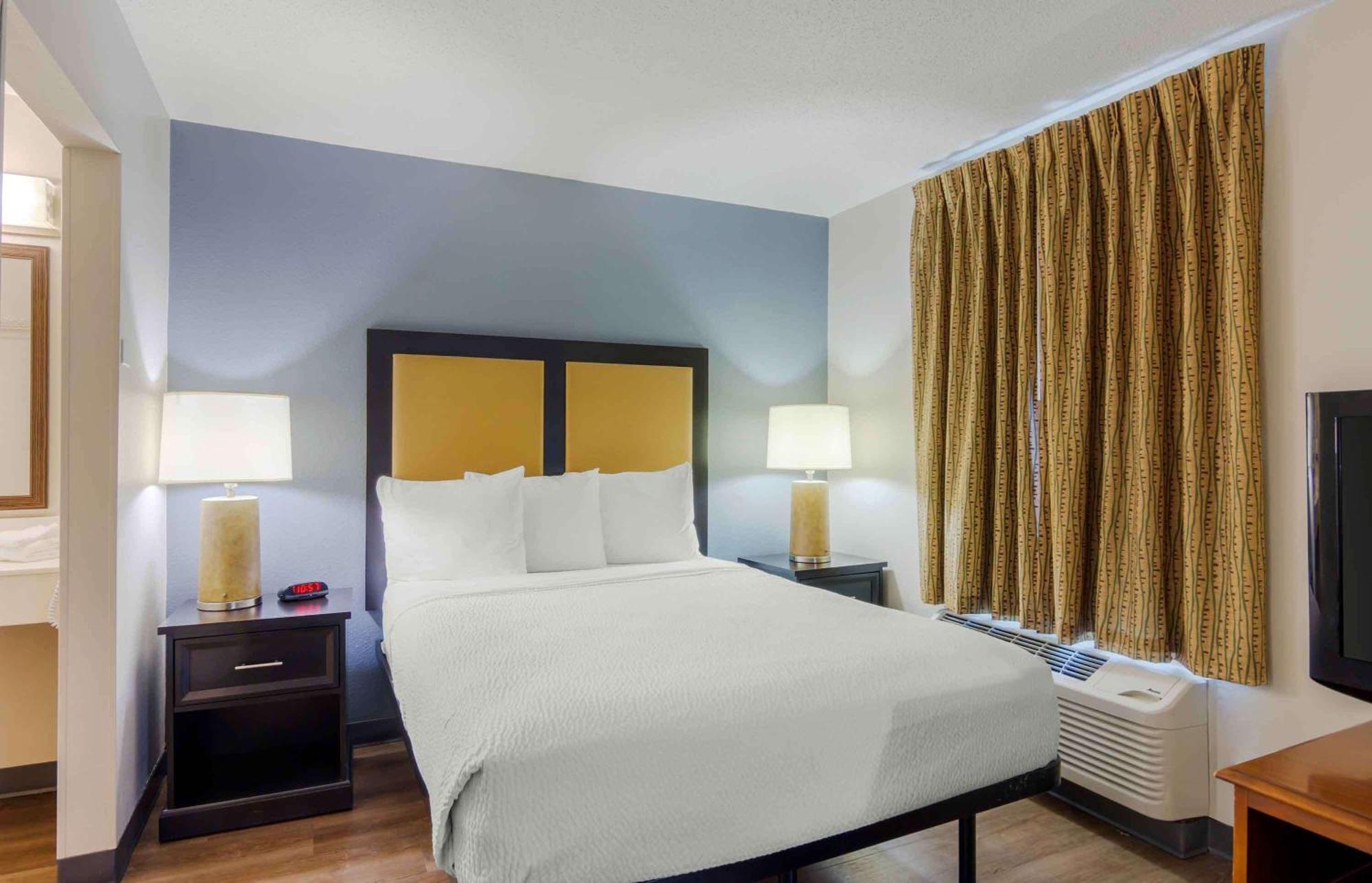 Extended America - - W Broad Street - Glenside - North Hotel