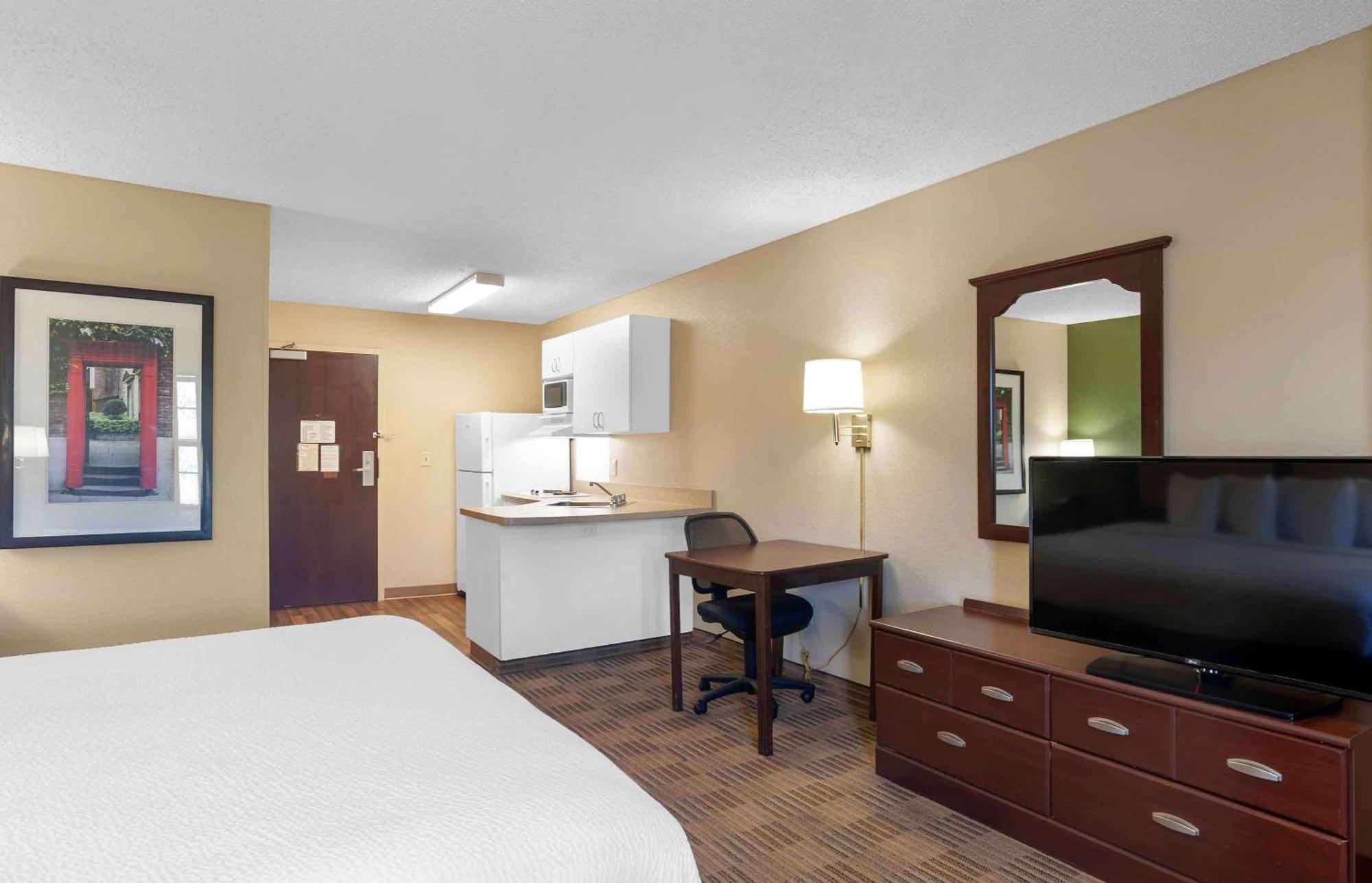 Hotel Extended America - - W Broad Street - Glenside - North