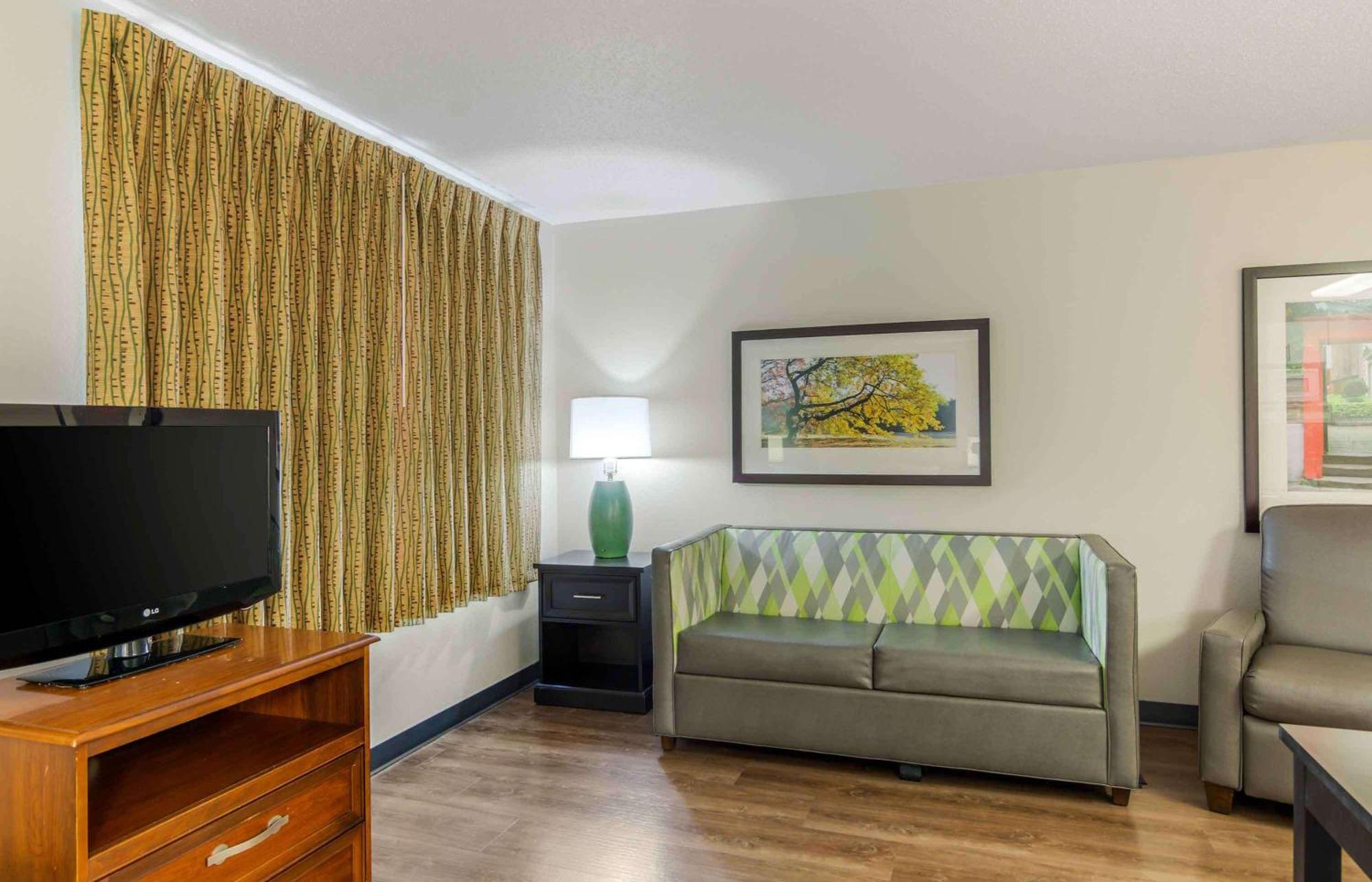 Hotel Extended America - - W Broad Street - Glenside - North