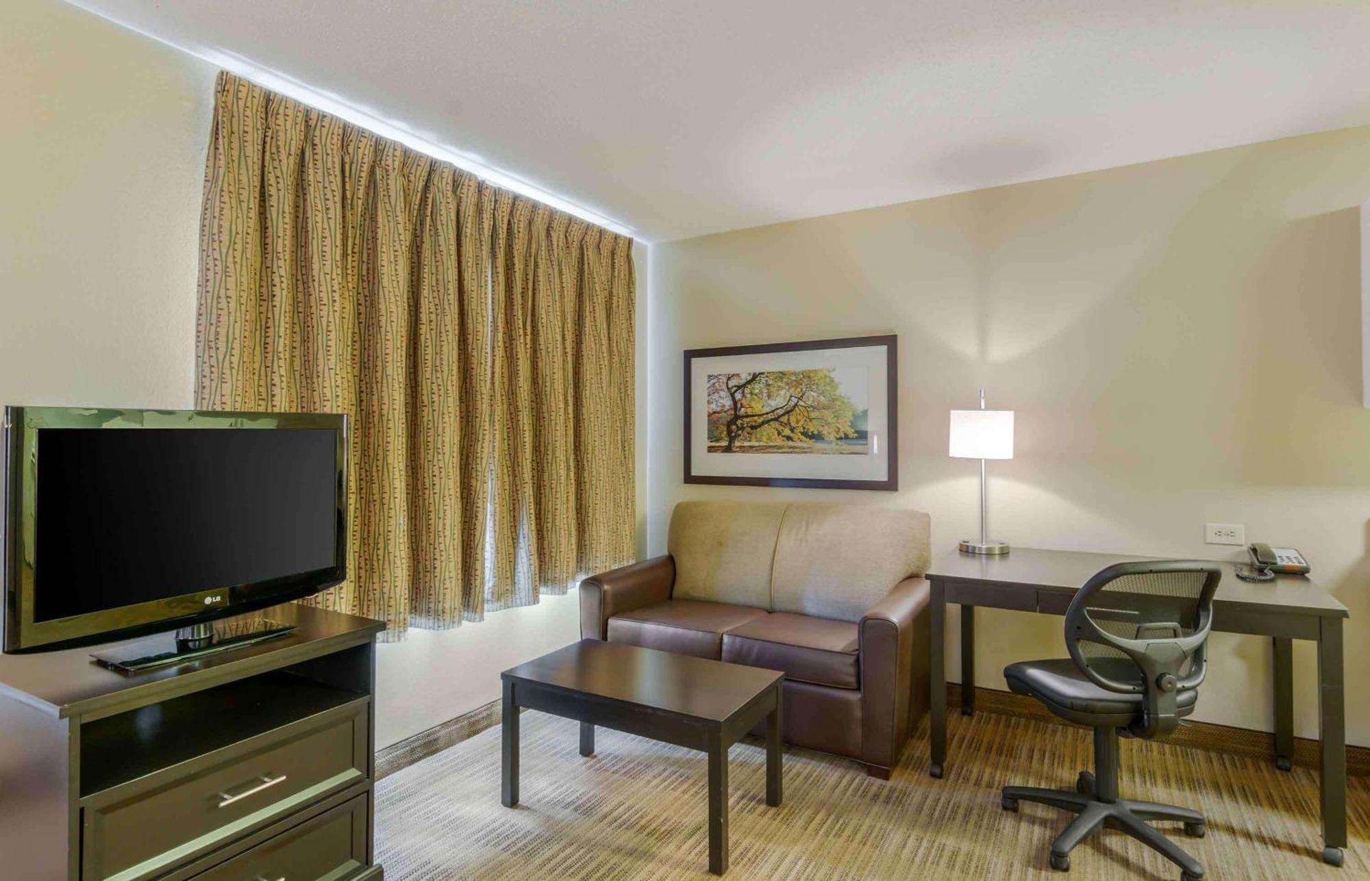 Extended America - - W Broad Street - Glenside - North
