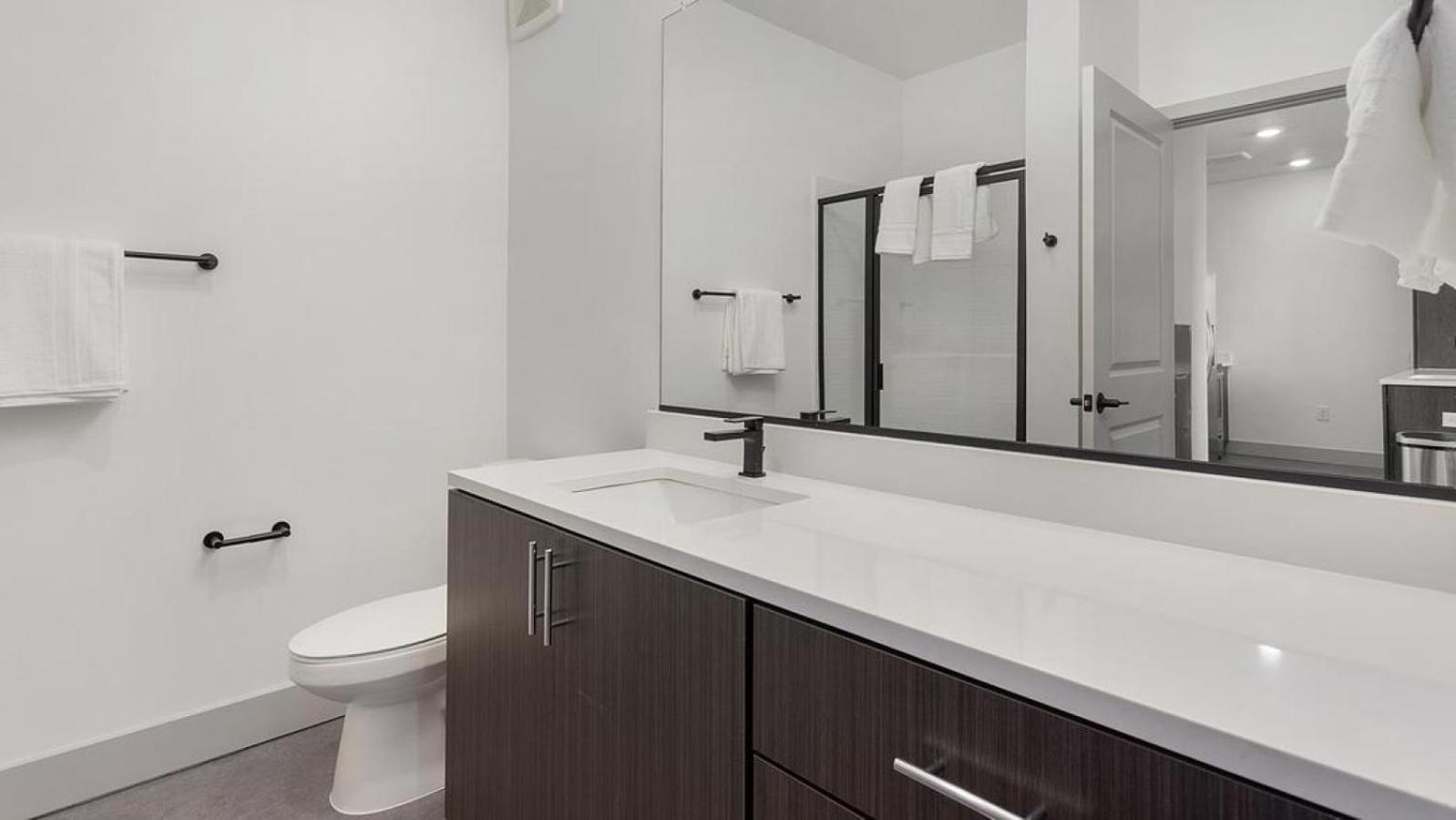 Landing - Modern With Amazing Amenities Richmond