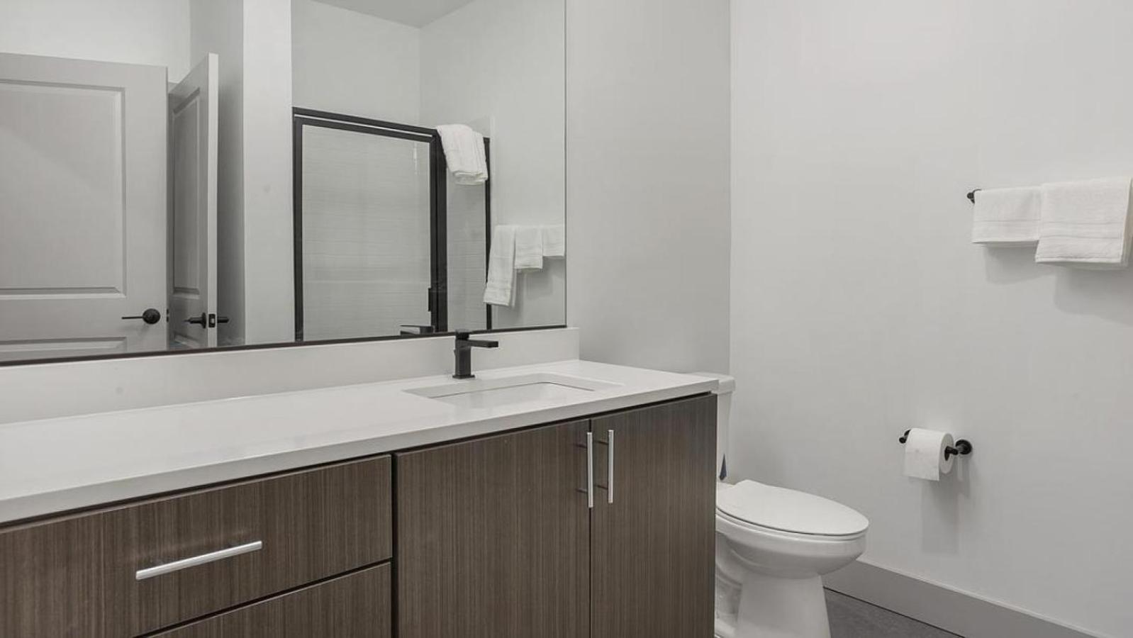 Landing Modern With Amazing Amenities * Richmond