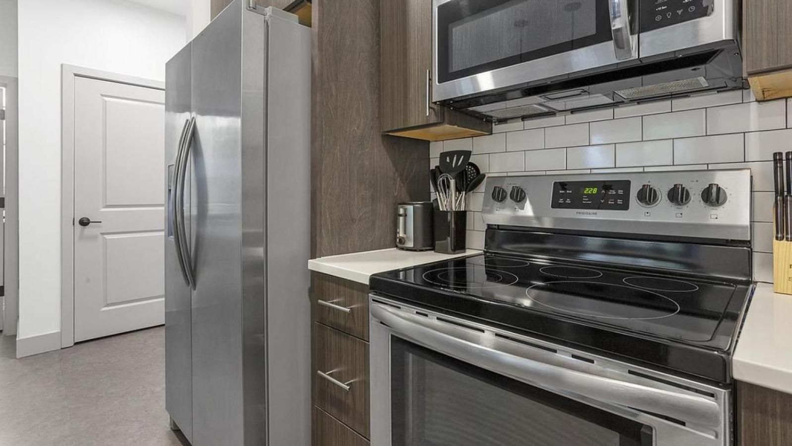 Landing Modern With Amazing Amenities *