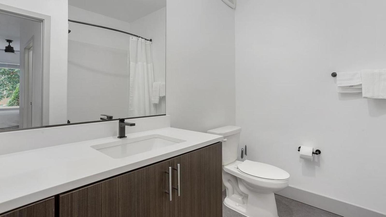 Landing Modern With Amazing Amenities Apartment Richmond