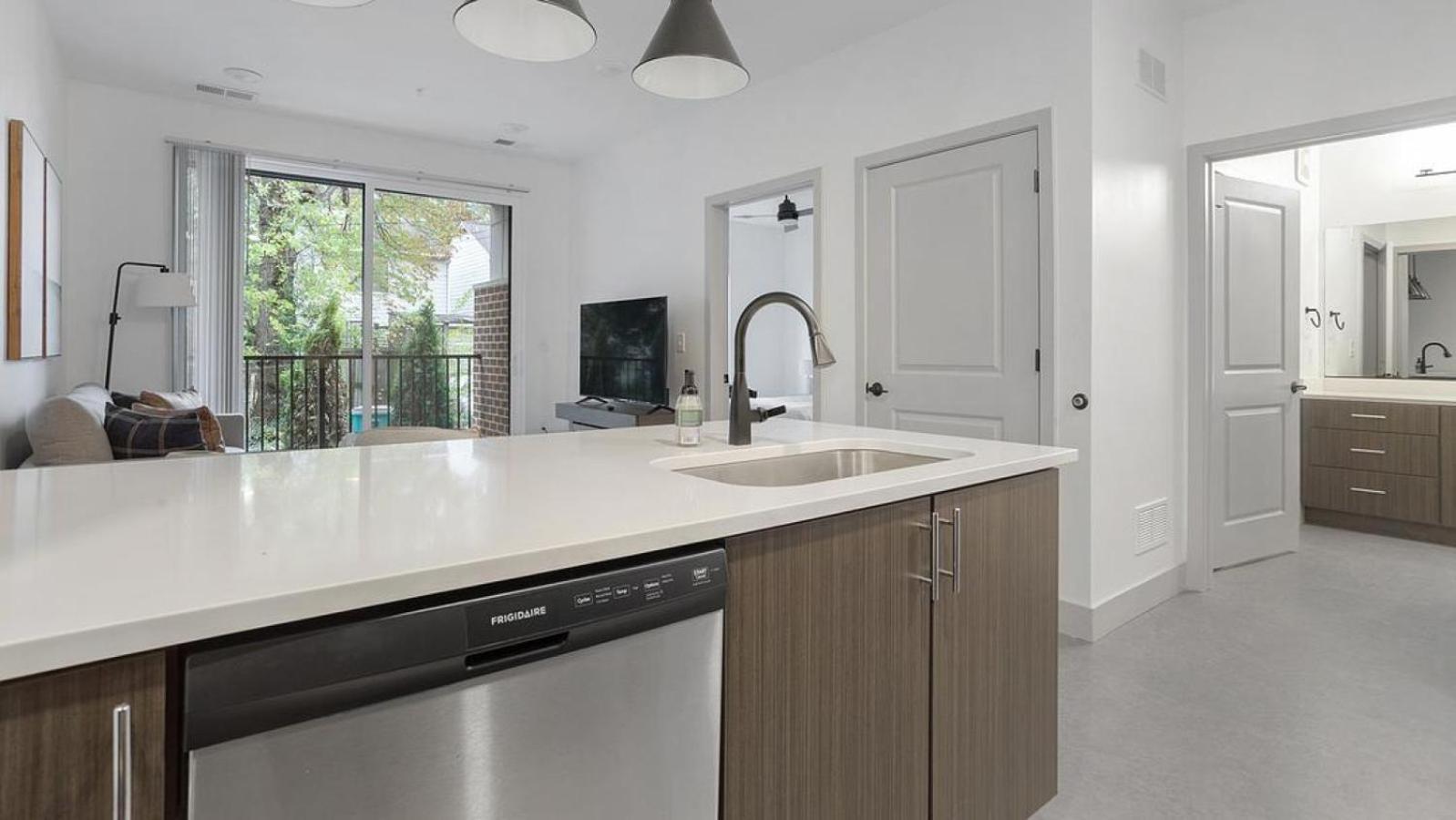 Landing Modern With Amazing Amenities Apartment