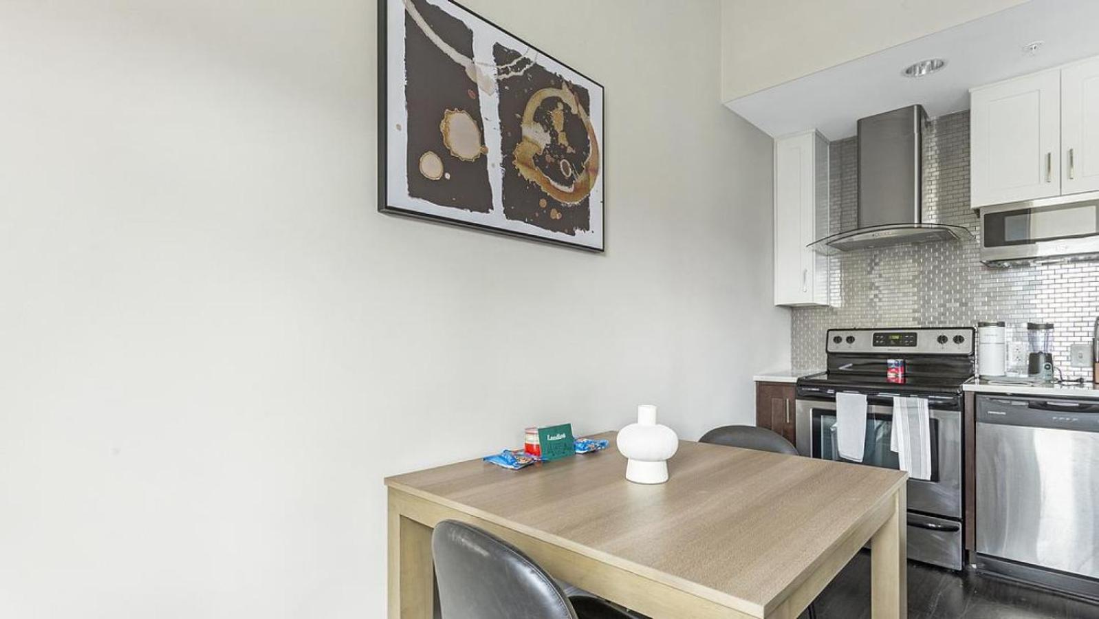 Landing Modern With Amazing Amenities Apartment Richmond