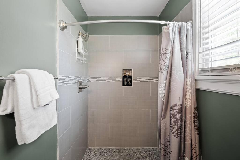 Private House + Yard Location To Rva