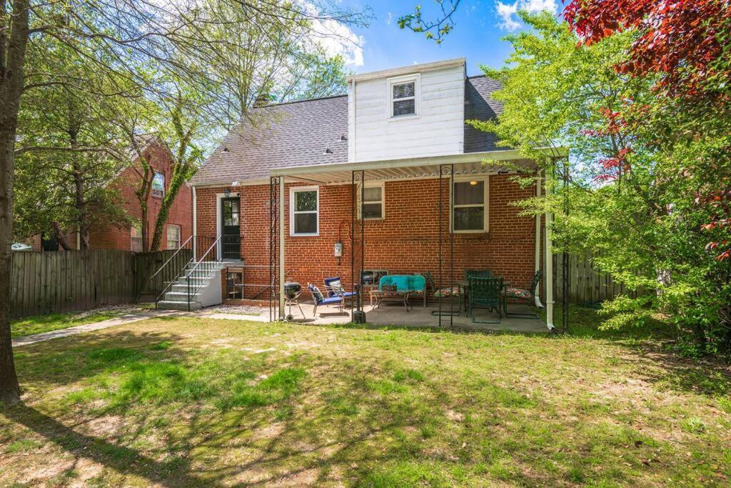 Private House + Yard Location To Rva