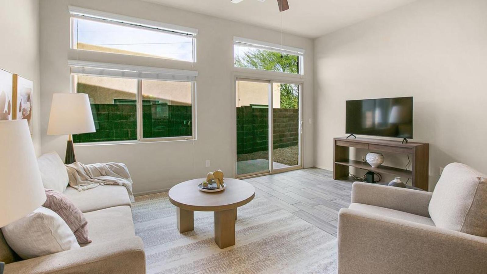 Landing At 2001 East - 2 Bedrooms In Downtown Apartment *